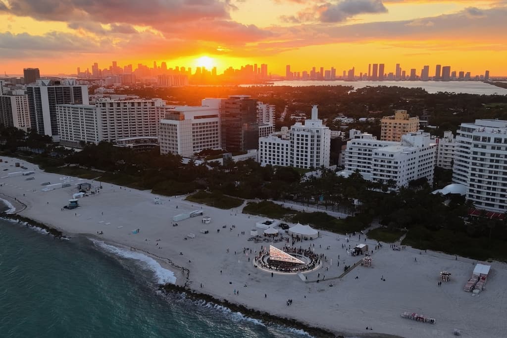 Una biblioteca de 2,400 libros creada por la artista Es Devlin se convierte en una sensación en Miami Beach 