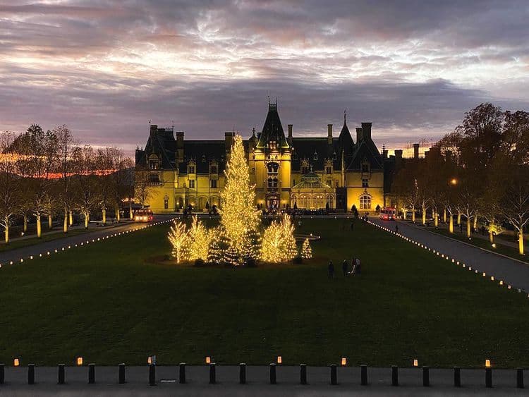 <b><a href="https://www.biltmore.com/things-to-do/events/christmas/" target="_blank">Christmas at Biltmore (Hasta el 9 de enero)</a></b>: Biltmore Estate en Asheville es el lugar perfecto para recordar la Navidad en las montañas de Carolina del Norte. En Biltmore encontrarás más de 100 árboles decorados, 10,000 adornos, 100,000 luces navideñas y exhibiciones navideñas festivas.