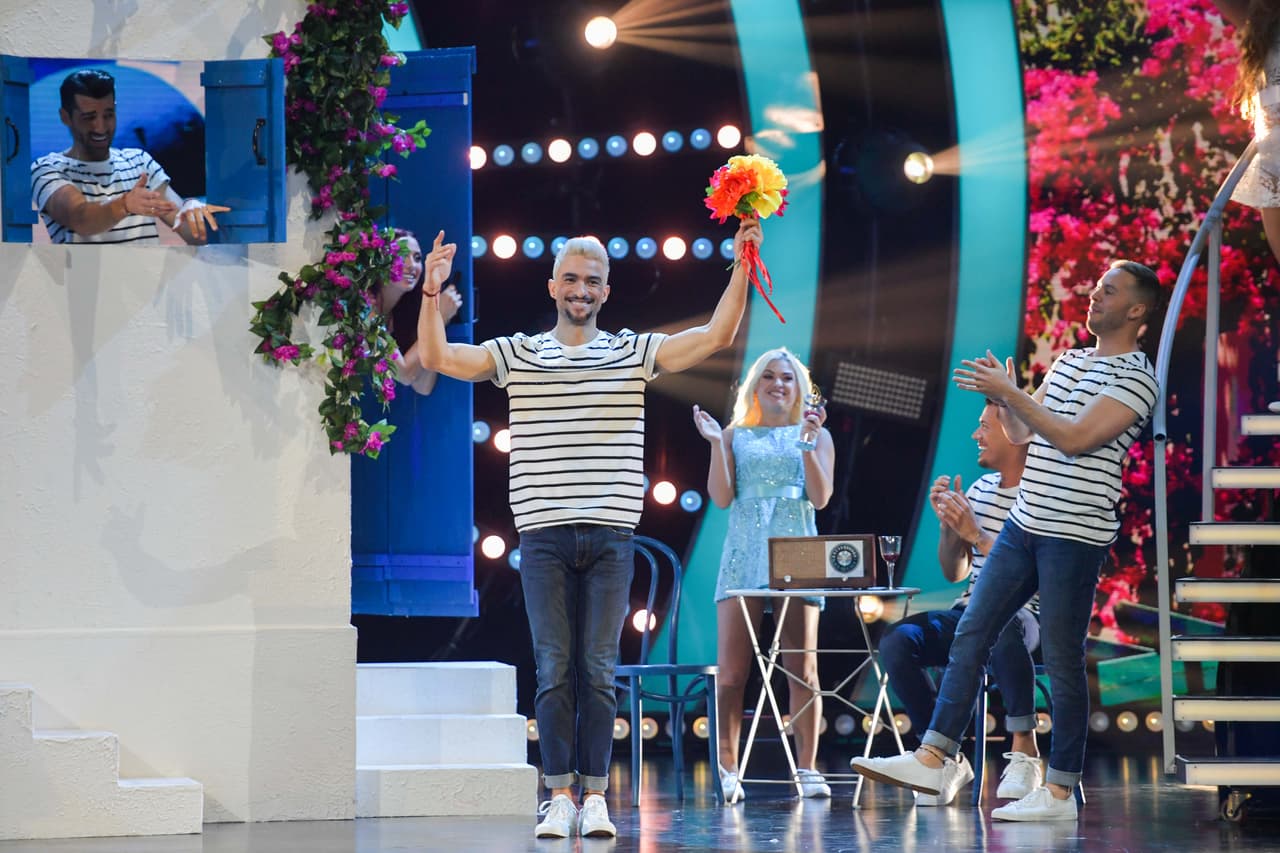 Fue escrita por Benny Andersson, Björn Ulvaeus y Stig Anderson, e interpretada por Agnetha Fältskog y Anni-Frid Lyngstad.