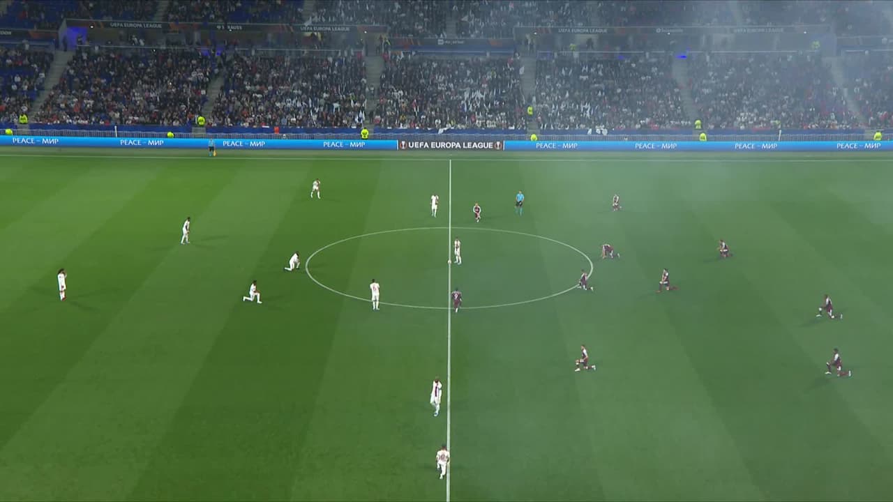 Arranca el partido y la pelota está en juego.