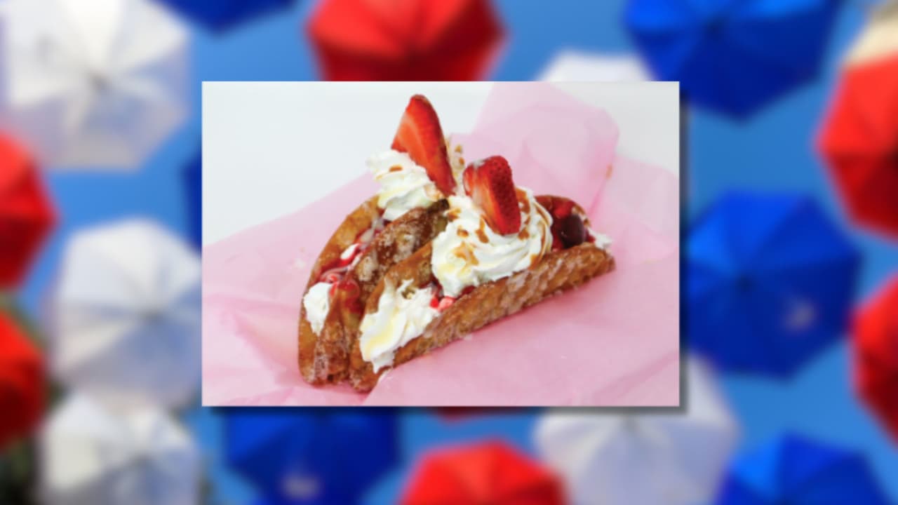 Descubre el Beso de Ángel,
<b>una obra maestra inspirada en los postres mexicanos tradicionales como el buñuelo y las fresas con crema</b>. Imagina una base hecha de un buñuelo azucarado, generosamente relleno con
<b>una crema dulce secreta, fresas confitadas, un toque celestial de nata montada, cajeta y leche condensada.</b> Cada bocado está adornado con frescas rodajas de fresa. ¡Una delicia que tentará todas tus papilas gustativas!
<a href="https://bigtex.com/new-foods-map/" target="_blank">Haz clic aquí para conocer el <b>mapa de los lugares para comer en la Feria Estatal der Texas 2024</b>. </a>