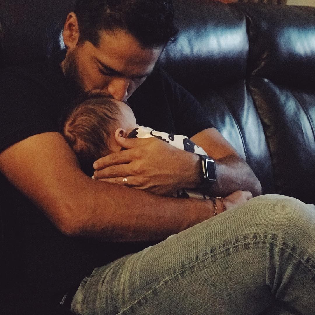 La comodidad de estar acurrucado en el pecho de su papá no tiene comparación. Luis Carlos es un padre amoroso y dedicado a la parejita que complementó la historia de amor de los esposos.
<br>