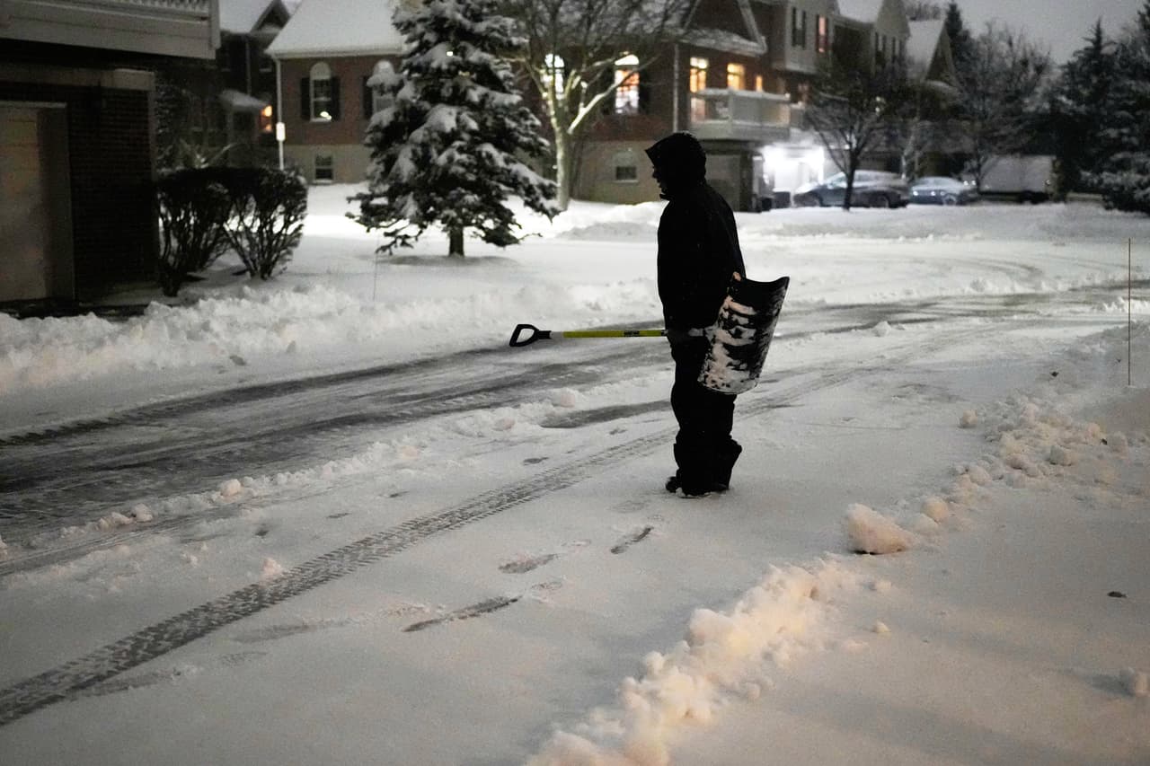 El Departamento de Aviación de Chicago informó que los retrasos 
<b>promediaban 37 minutos,</b> mientras las terminales se saturaban de pasajeros que intentaban encontrar alternativas antes de que el tiempo empeorara.