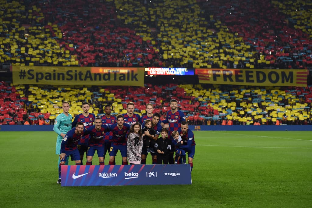 Barça y Real Madrid chocan en el Camp Nou por el Clásico, con un ambiente muy politizado.