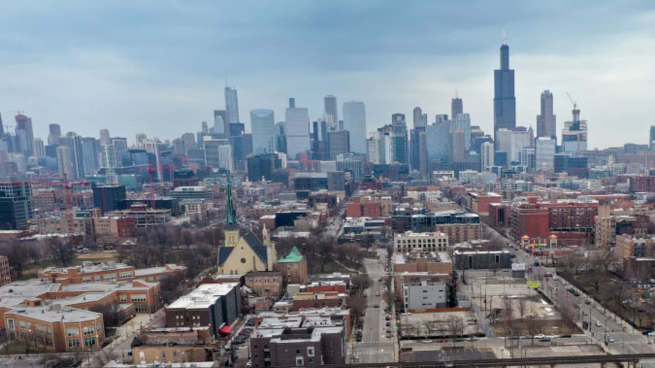 Chicago inicia la semana laboral con temperaturas cómodas y fuertes vientos 