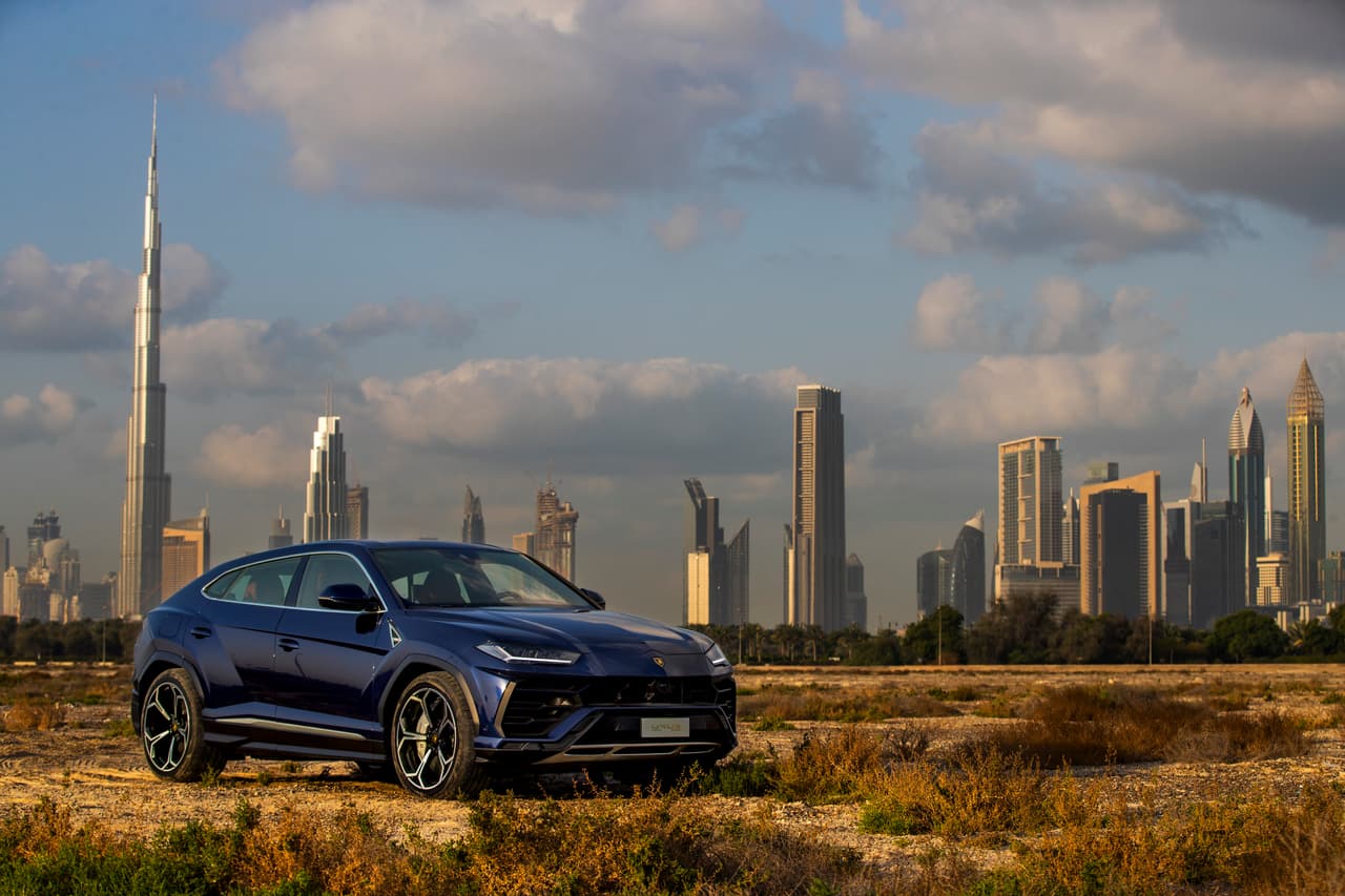 <h3 class="cms-h3-H3"><b>Es la excepción a la regla. </b></h3>
<br>Además de inaugurar la categoría de las verdaderas SUVs superdeportivas, Urus cuenta con lo que ninguna otra de las camionetas con que compite puede ofrecer, como por ejemplo la dirección en las cuatro ruedas para optimizar los radios de giro, sus tres modos de conducción para carretera (Strada, Sport y Corsa), tres para manejo todoterreno (Neve, Terra y Sabbia) y un último denominado EGO, el cual es un modo personalizado según las preferencias del conductor en cuanto a dirección, suspensión y tracción.
