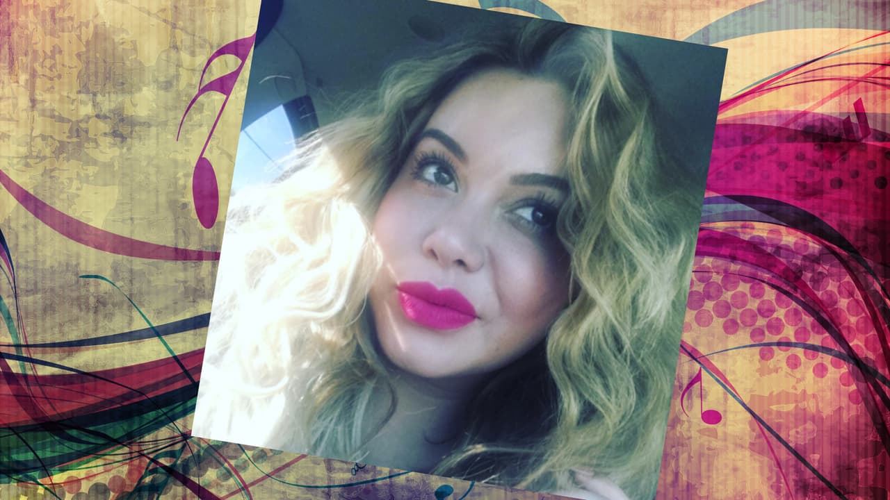 Chiquis siempre sale bien en sus selfies. ¿Y cómo no? La cantante es una mujer hermosa. Con un rostro así, todas queremos hacernos selfies. She's a curvy woman with a lot of sass. Jenni would be so proud!