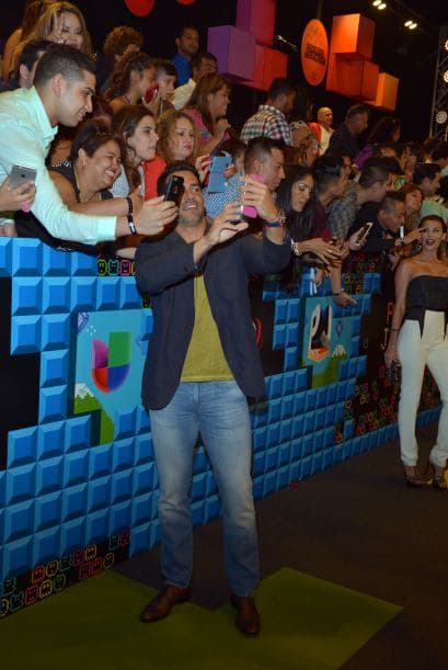 Nos encantan los selfies. We can't get enough of them! Y si no, pregúntenle a los que desfilaron la alfombra de Premios Juventud.
