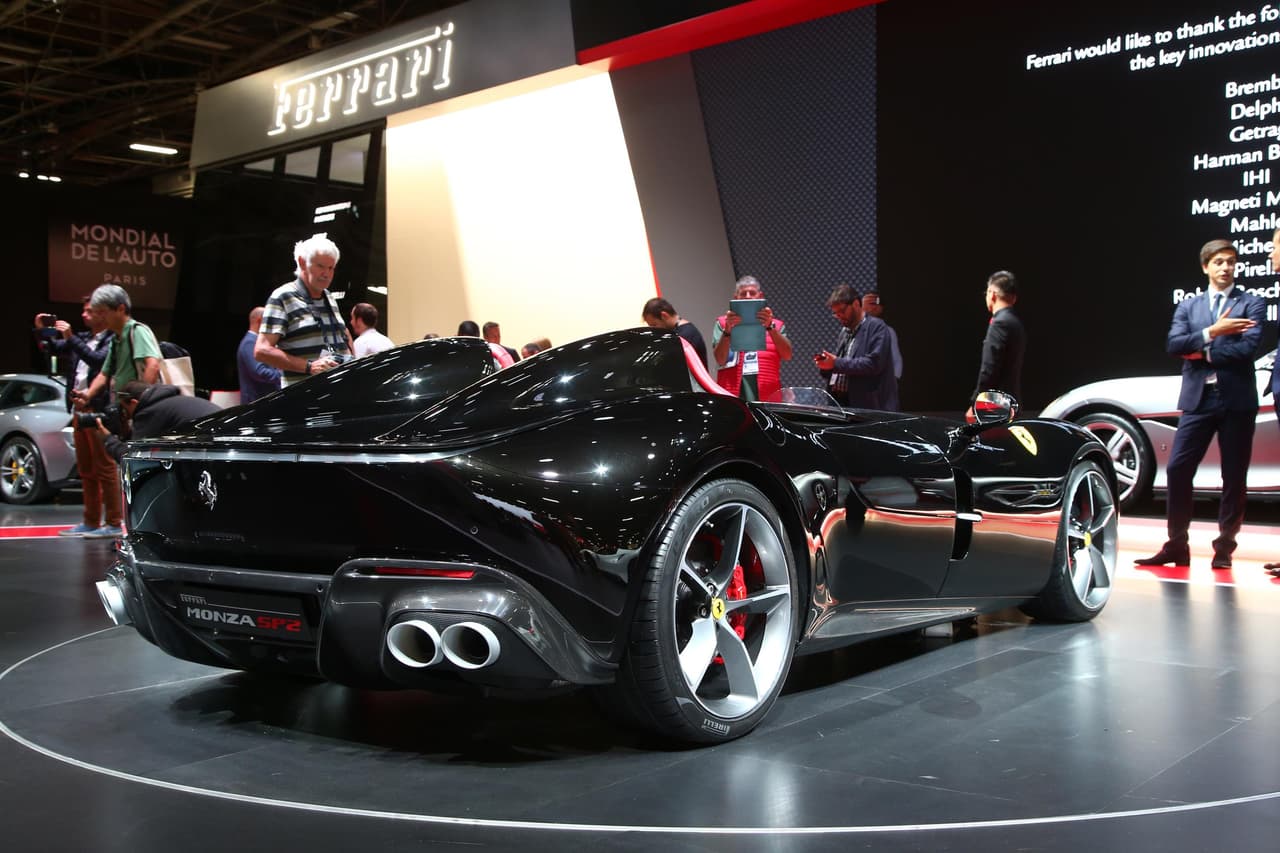 El Ferrari Monza SP2 fue presentado en el marco del Auto Show de Paris de 2018.