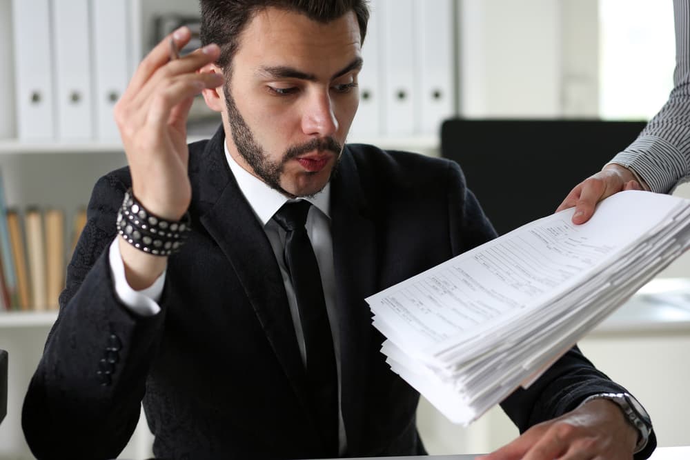 Atiende ese impulso que te inspira a solicitar algo nuevo en tu trabajo, o en donde vives pues existe la posibilidad de incrementar tus ingresos haciendo algo diferente. Durante el ciclo entre eclipses, o sea, del 27 de julio al 11 de agosto evita las acciones precipitadas, hay cierta tendencia a querer terminarlo todo apresuradamente y esto podría dar lugar a trabajos mal hechos o malas interpretaciones.