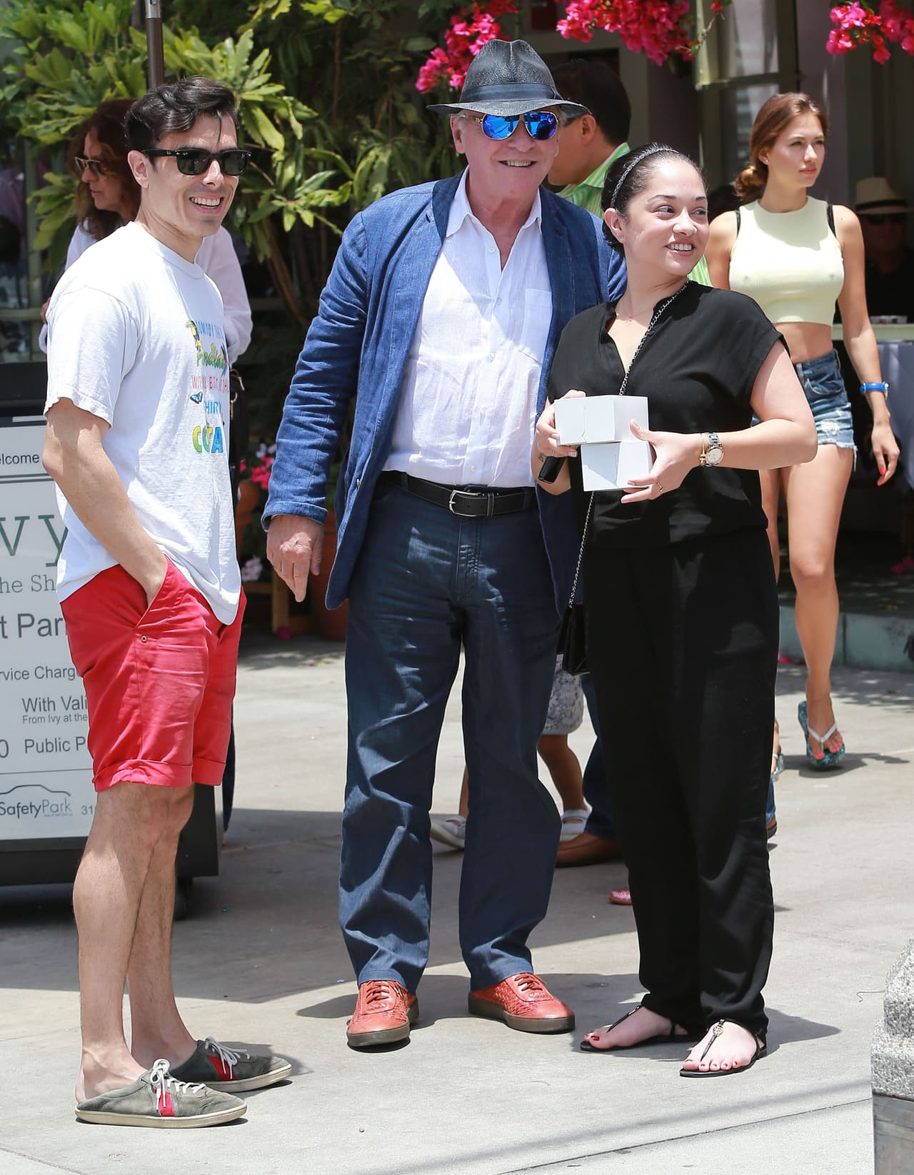 Parece que no estuvieron solos mientras esperaban.