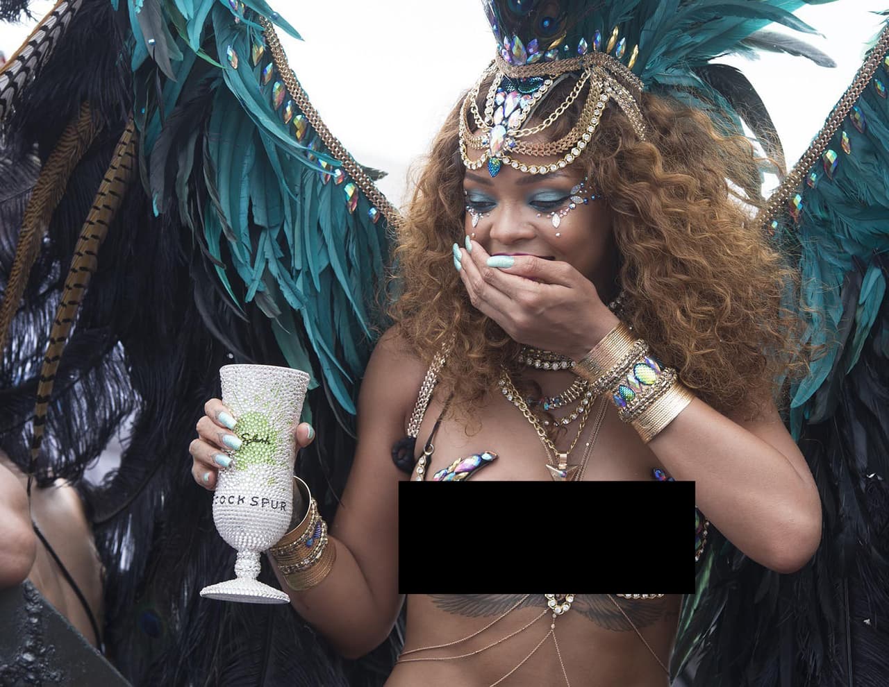 En el carnaval de 2015, la intérprete también fue captada con unas copitas de más.