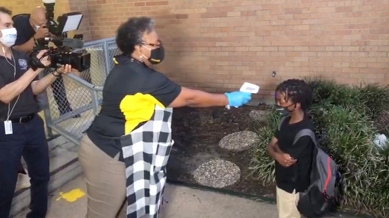 La temperatura se les tomaba a cada estudiante antes de ingresar a la escuela.