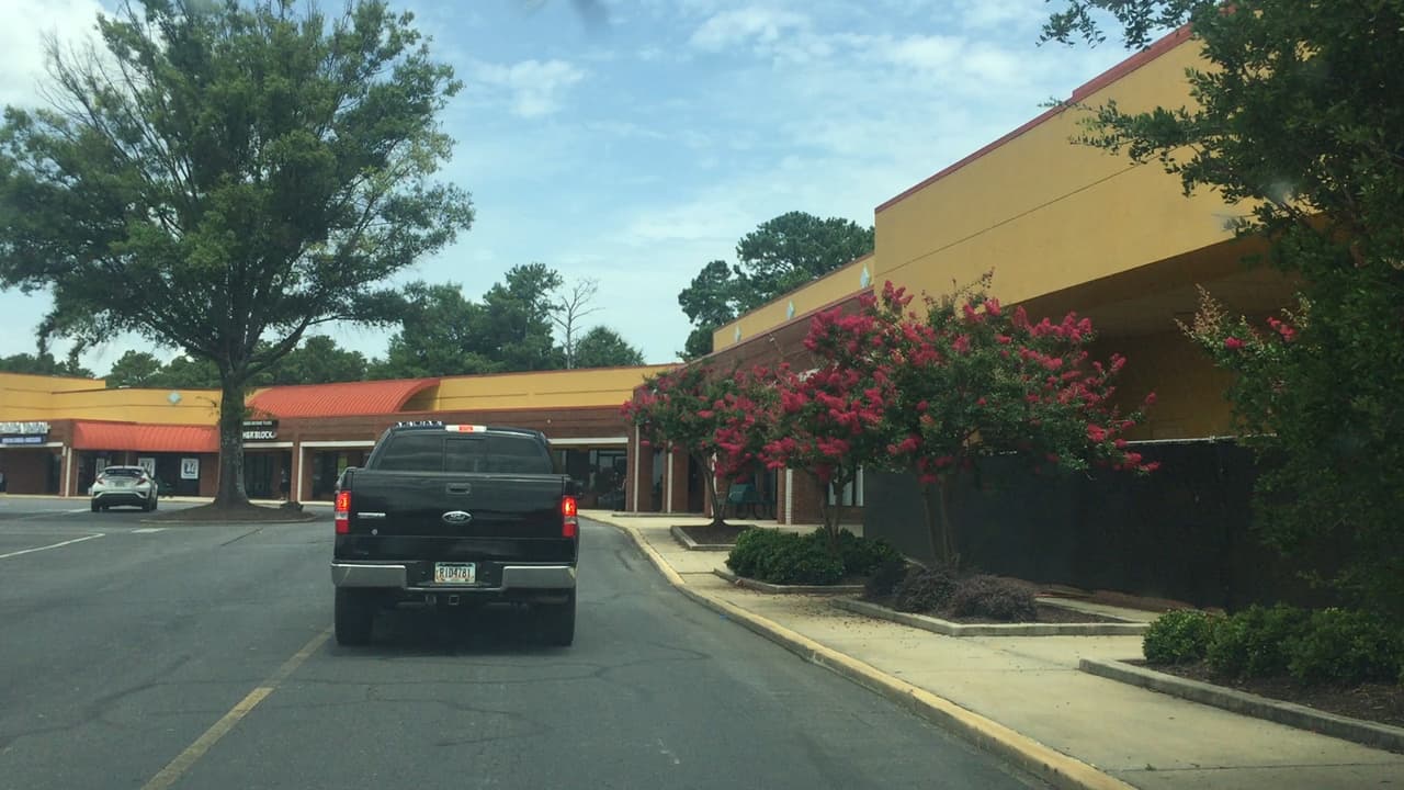 Las comunidades inmigrantes de Georgia vivieron entre los rumores y el miedo el inicio de lo que según el gobierno federal serán varios días de operativos para poner bajo custodia y deportar a indocumentados. En horas de la tarde de este domingo, tanto grupos activistas como Inmigración no habían confirmado detenciones en la región. Al norte de Atlanta, más de 70 personas se reunieron desde muy temprano en la sede de la organización Alianza Latina de Georgia por los Derechos Humanos (GLAHR), desde donde se formaron una decena de grupos que salieron a verificar si agentes del Servicio de Inmigración y Control de Aduanas de los Estados Unidos (ICE) estaban en los vecindarios arrestando a personas.