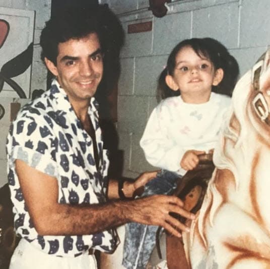 Aunque pasen los años Eugenio Derbez no cambia ni tantito y sigue haciendo las mismas bromas de siempre.