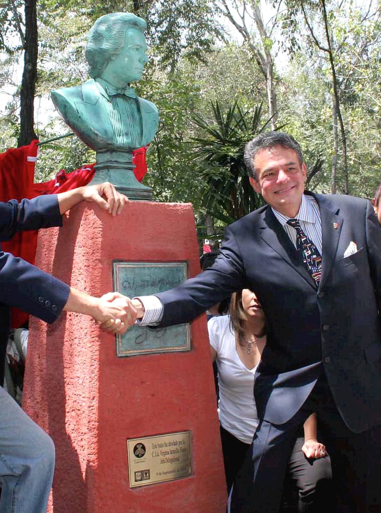 José José develó su busto en la Calle Sullivan del centro de la Ciudad de México con la frase “Del Pueblo de México para el ‘Príncipe de la Canción’”, y se ganó un lugar para la posteridad en 2006. El busto es uno de los homenajes físicos que pueden encontrarse de él en la Ciudad de México, otro es la estatua en la colonia Clavería, al norte de la ciudad.
