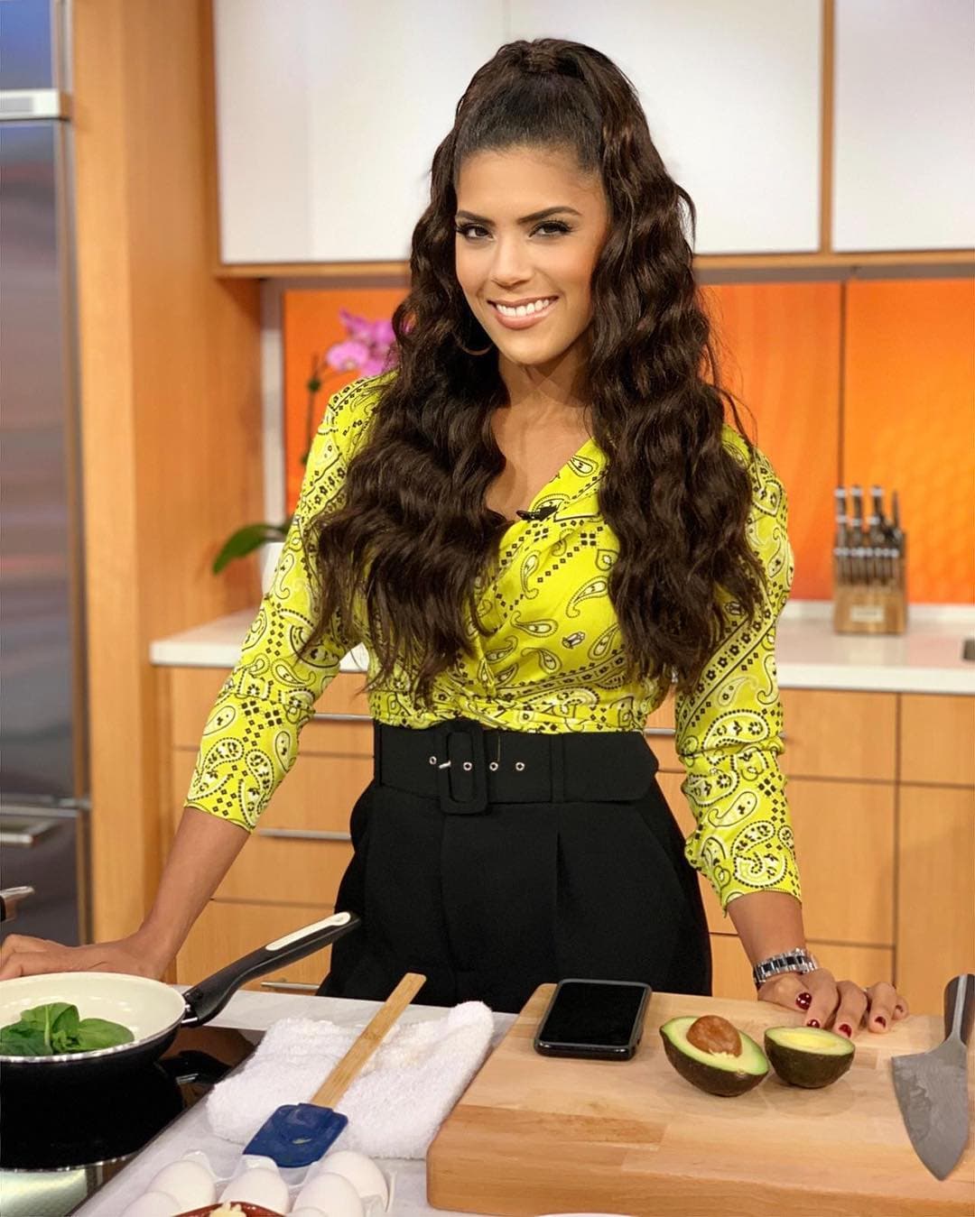 La presentadora latina avanzó en la receta que le compartió el chef Yisus durante la transmisión en vivo y aprovechó para leer los tips de cocina de sus seguidores.