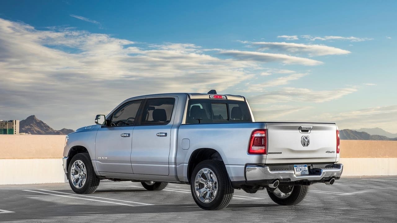 <h3 class="cms-h3-H3">¿Qué hay de nuevo?</h3>
<br>La Ram 1500 es la tercera camioneta grande que llegó con un diseño totalmente nuevo en 2018 como modelo 2019. La popular pickup de Fiat Chrysler llegó con una reducción de peso de 225 libras y con capacidad de remolque de 12,700 libras. Sus motores, el
<b> V6 Pentastar de 3.6 litros</b> y el
<b> V8 HEMI de 5.7 litros</b>pueden ser ordenados con un 
<b>sistema semi-híbrido de provisión de torque</b> al que FCA llama 
<b>eTorque</b>, que combina un motor-generador por correa con un paquete de baterías de 48 voltios, que gestiona las funciones encendido/apagado automático, entrega de torque de corta duración y se alimenta a través de recuperación de la energía de frenado. El sistema añade hasta 90 lb-pie de torque al motor V6 y hasta 130 lb-pie al V-8.
<br>
<b>¿Vale la pena?</b>
<br>Su hermoso diseño y el sistema eTorque hacen que sin duda la Ram 1500 2019 se vea como toda una ganadora.