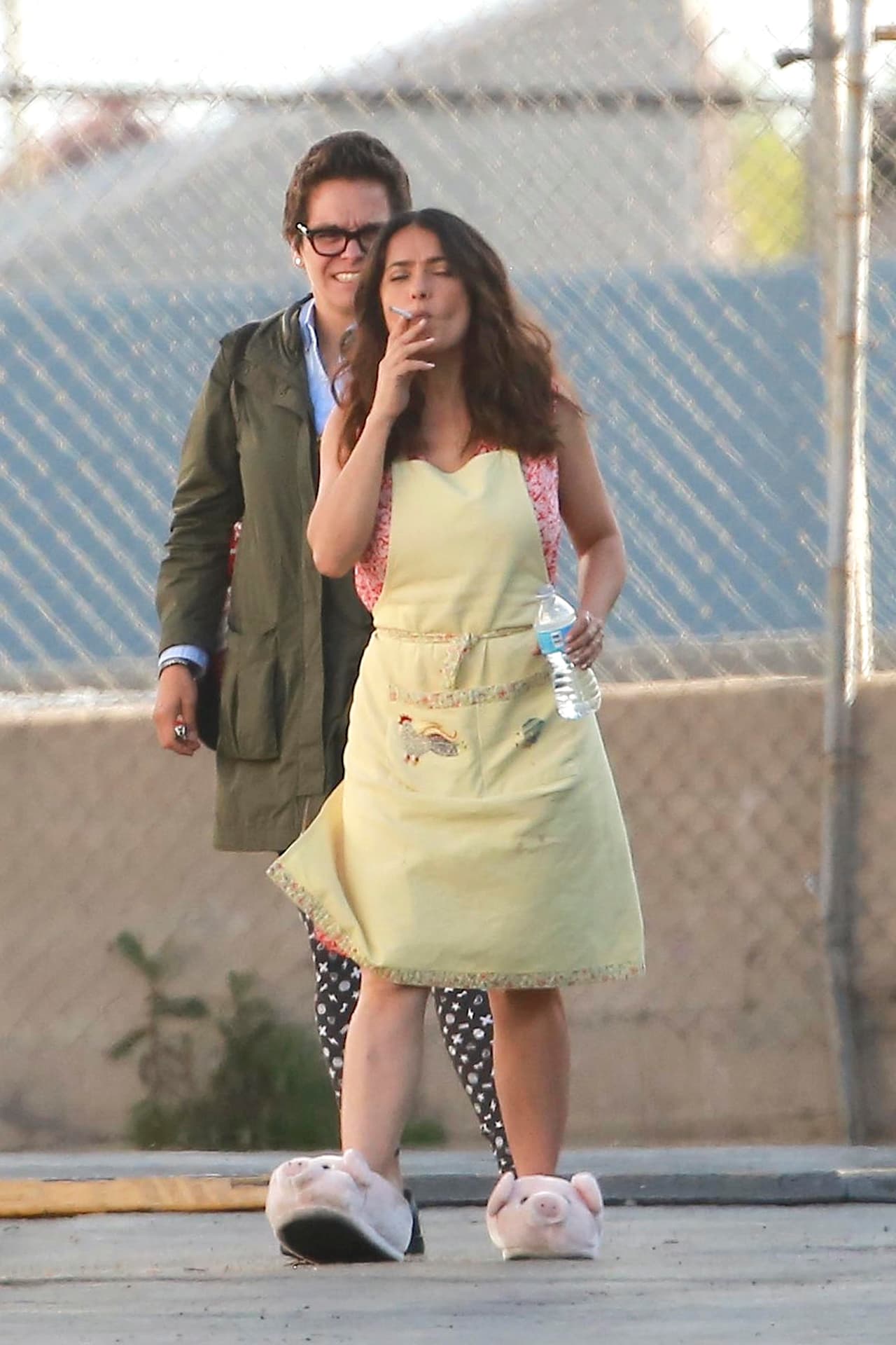 Y en un break, Salma se echó un cigarrito.