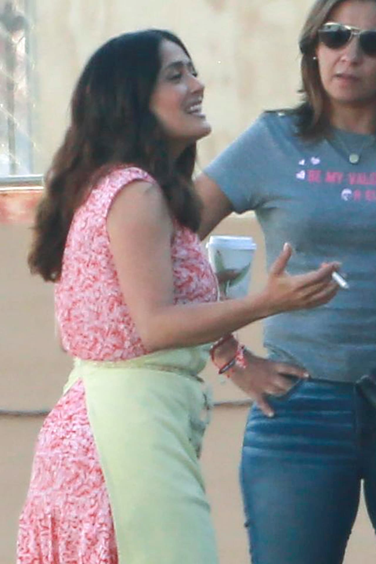 Platicaba con miembros de la producción.