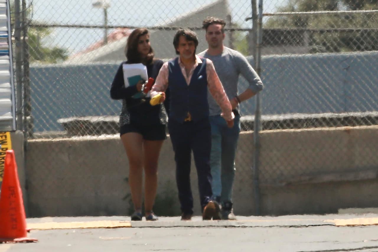 Después llegó Derbez escoltado.