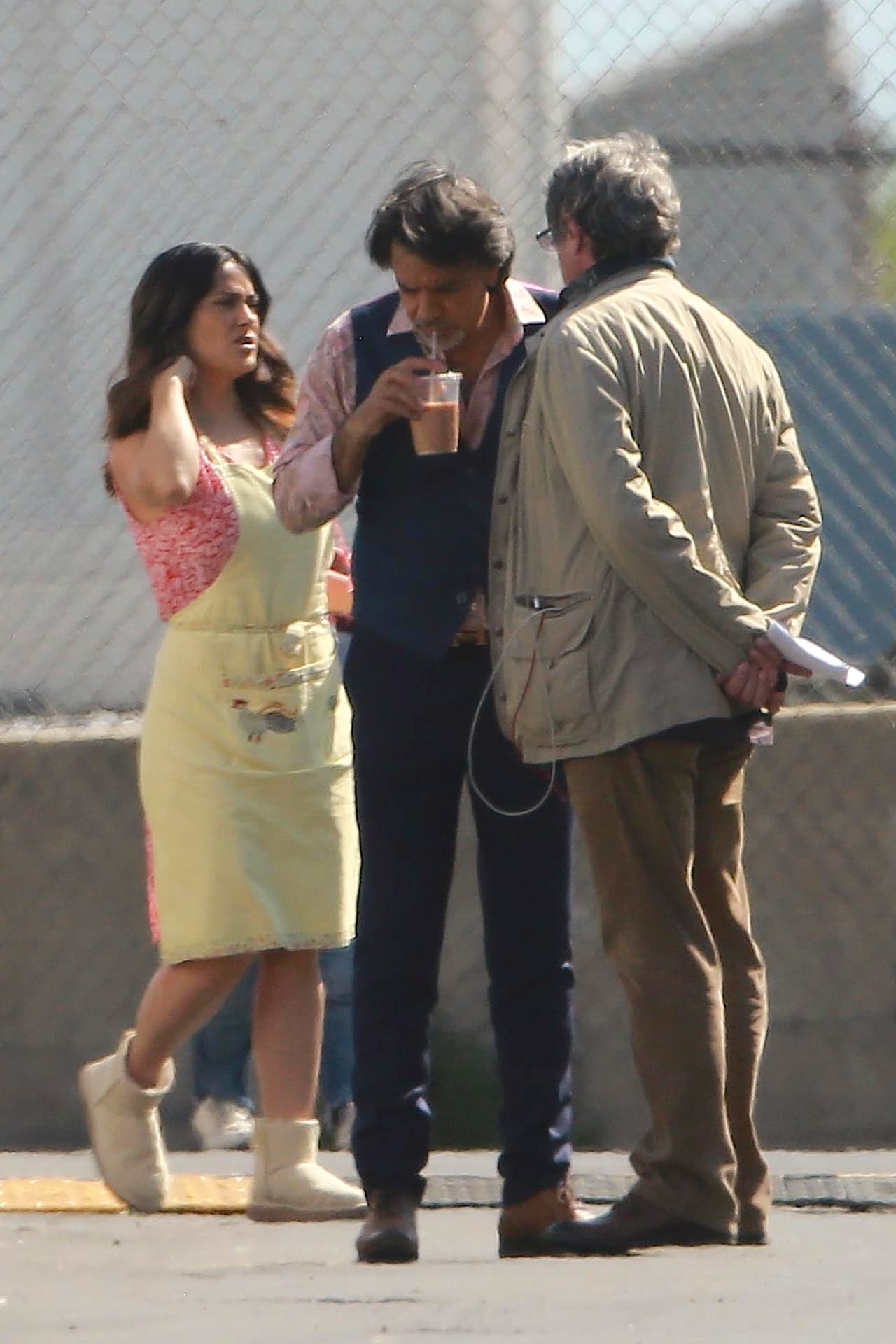 Le trajeron un cafecito a Derbez.