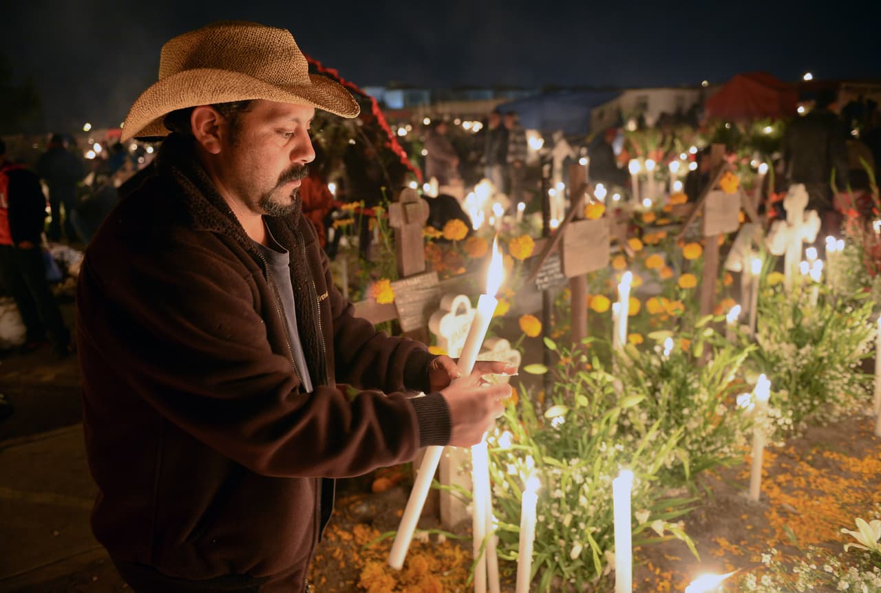 Llevar velas a nuestros difuntos también es un ritual tradicional de muchos países y culturas que simboliza
<b> la luz de Dios</b>, nuestras oraciones que ayudan a mantener viva sus memorias.