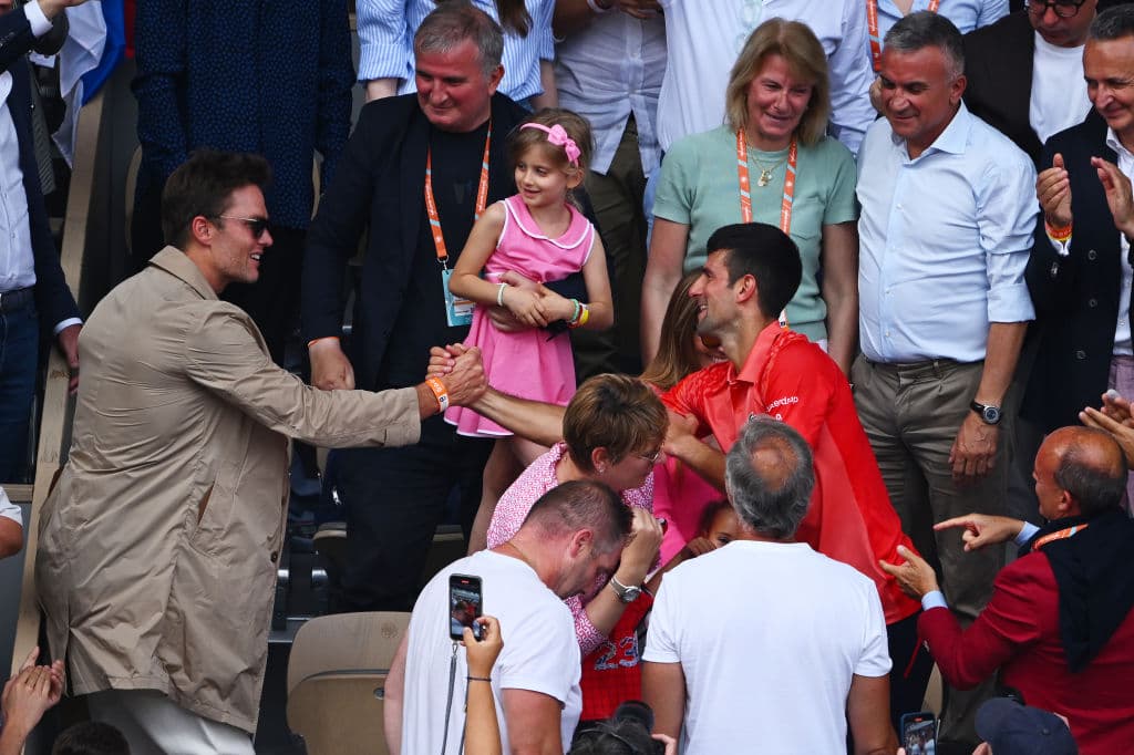 Djokovic ya es el más ganador del tenis; Tom Brady lo felicita con emotivo abrazo