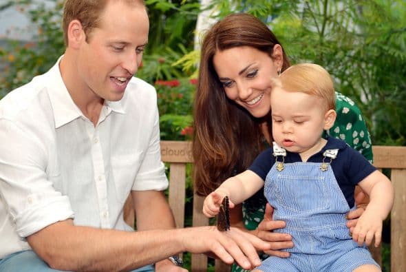 Además, posó con sus padres en un entorno natural y divertido. ¿No luce divino? George aún es como cualquier otro niño que juega, ríe y siente curiosidad ante el mundo que empieza a descubrir, por eso es que sus fotos son tan cautivadoras. Para celebrar el cumpleaños del principito tenemos un recorrido por lo momentos más emotivos en su vida como futuro monarca.