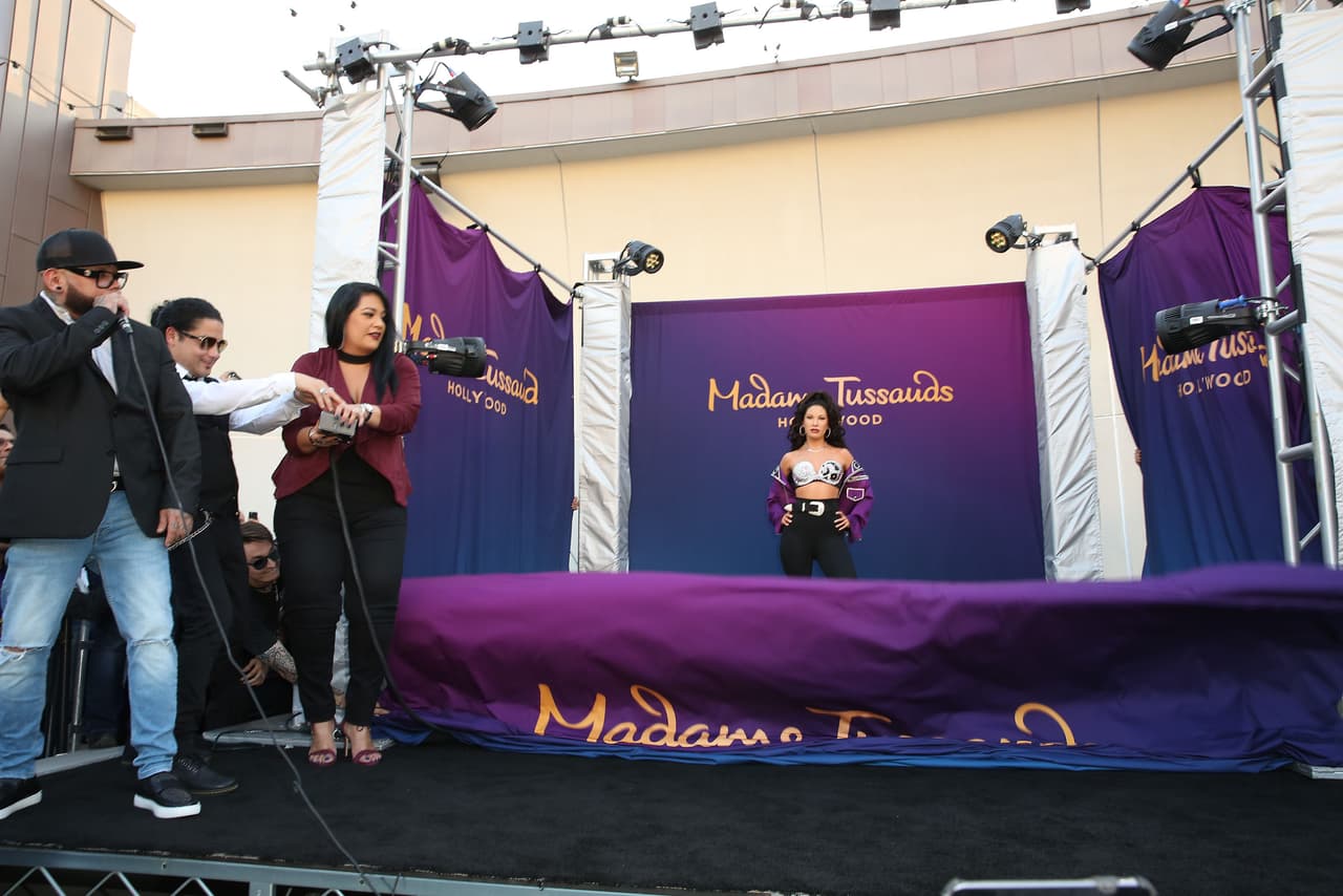 Bajaron la cortina y develaron la figura de Selena.