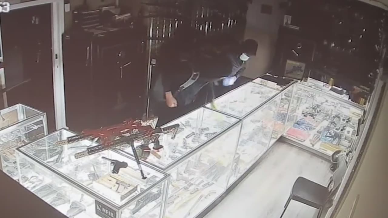 Adolescentes de Filadelfia son arrestados tras robar 21 armas y desatar una persecución policiaca