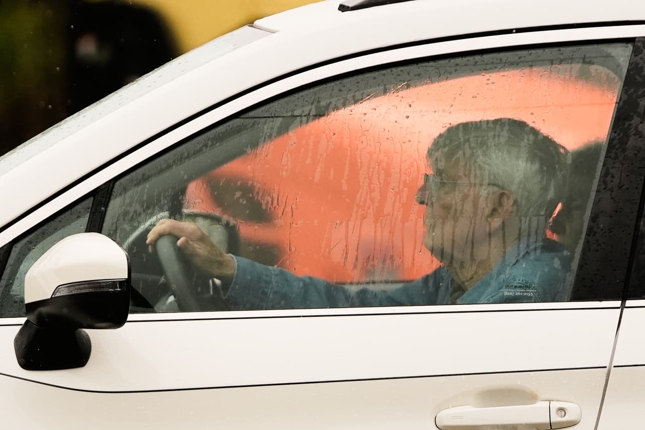 Frank Winn, de 84 años, evacua su casa con su esposa ante la llegada del huracán Isaias a Pensacola Beach, Florida, el viernes 9 de octubre de 2026.