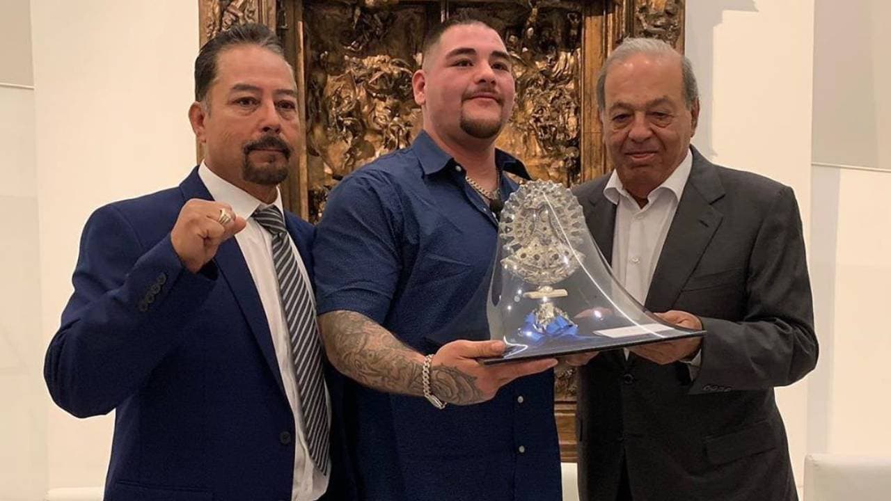 Se empezó a rodear de grandes personalidades y empresarios. Todos querían hablar con el campeón.