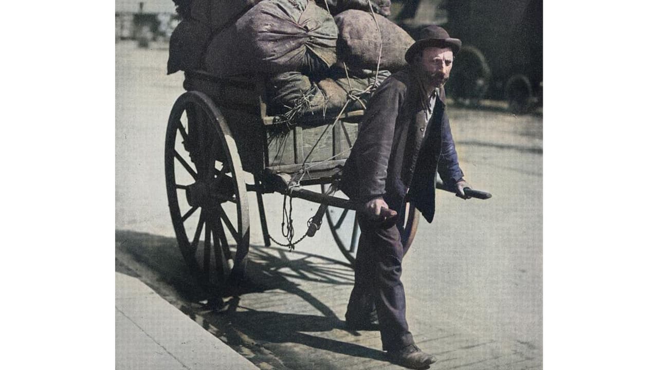 Algunos llaman ropavejero a aquellos que comparan y venden objetos usados o viejos.