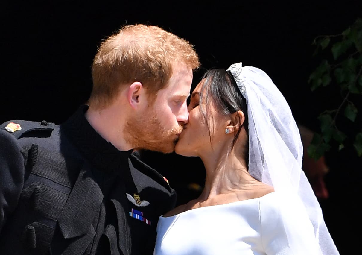 Uno de los besos más recordados de 2018 fue sin duda con el que Meghan Markle y el príncipe Harry sellaron su amor el 19 de mayo, cuando se convirtieron en marido y mujer en la capilla de St. George de Windsor.