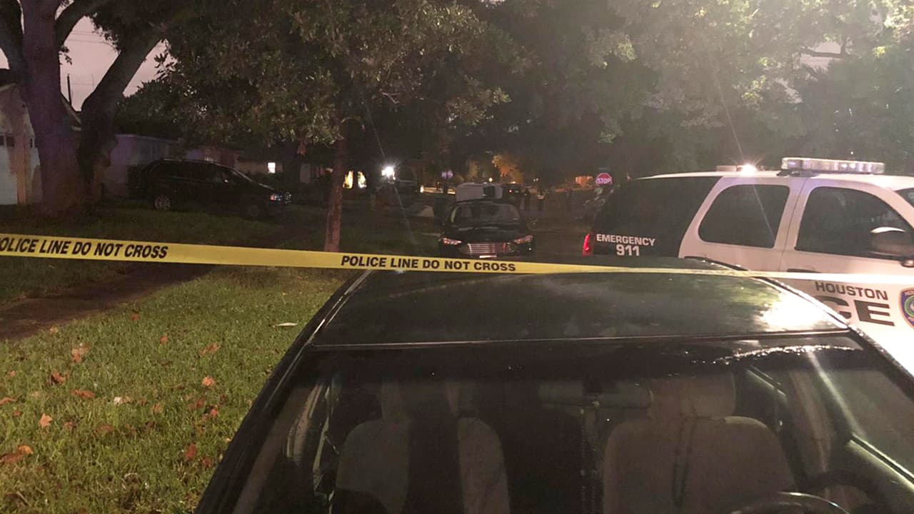 Sospechosos de robar un vehículo se estrellan contra automóvil conducido por  una mujer que muere en la escena