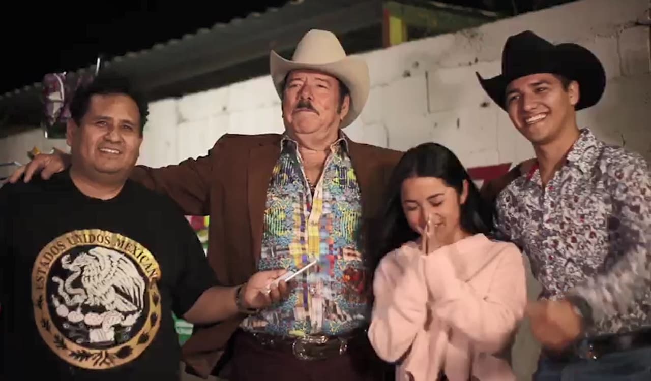 El cantante Lalo Mora también participó en el video para apoyar a la joven en su carrera.