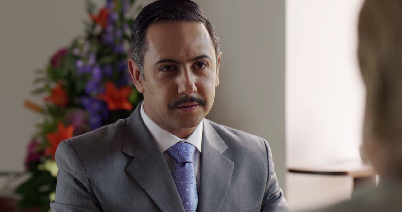 Don Sol no podía evitar sonreír, casi se sentía de regreso en su oficina con la respuesta que obtuvo. Parecía que la primera dama comprendía a la perfección que Don Sol era indispensable para el presidente.