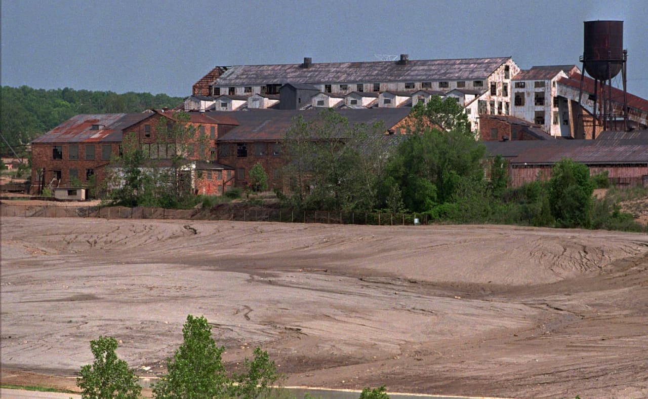 <b>Puesto 1. Desechos mineros del río Big/St. Joe Minerals Corp, en Desloge, Missouri. </b>Se encuentra a 62 millas al suroeste de St. Louis y es el más grande de los tres sitios en la lista de prioridades de la EPA ubicados en el cinturón de plomo de Missouri. En 1977 las lluvias llevaron una gran cantidad de lodo contaminado al río Big. Debido a los niveles elevados de plomo se aconsejó a las personas que no comieran pescado capturado aguas abajo en el río. La fotografía muestra las instalaciones abandonadas de la empresa St Joe Minerals Corp, que extrajo plomo en el área hasta 1972. Entró en la lista de Prioridades de la EPA en 1992.
