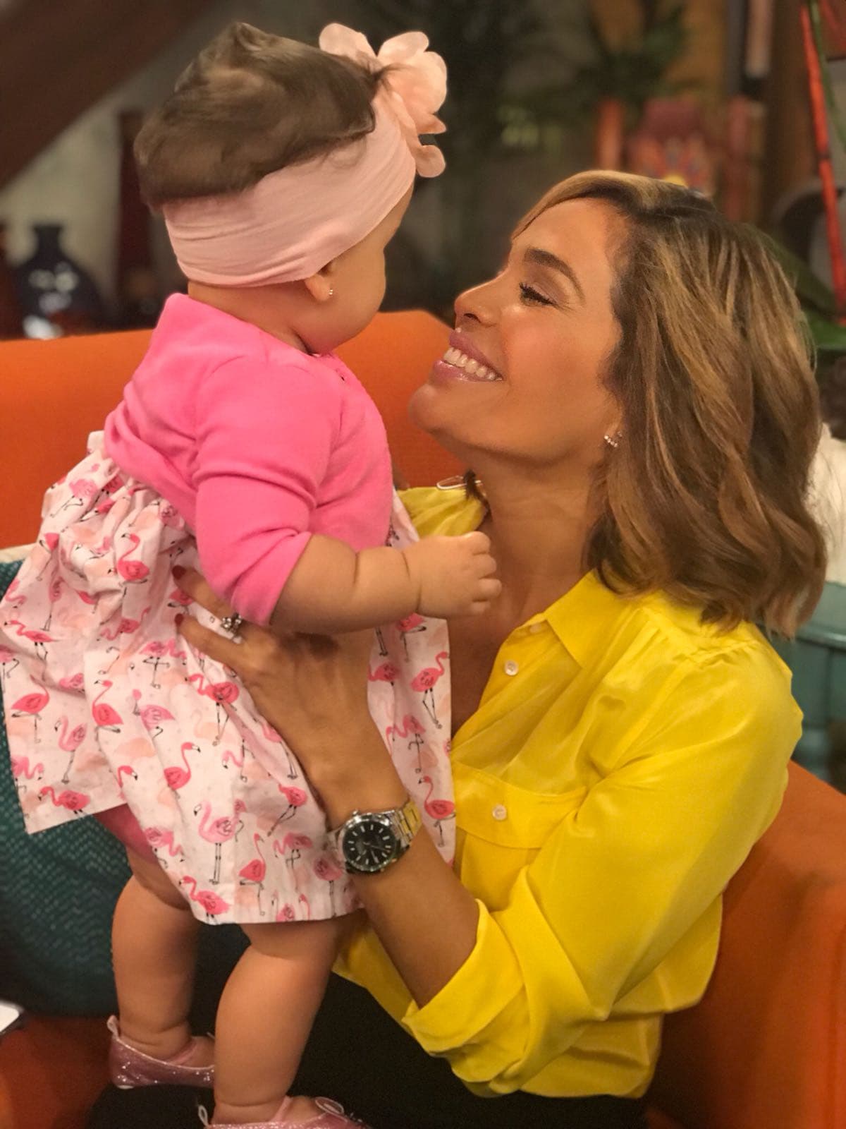 Karla Martínez tampoco se podía quedar atrás. Ella también quería jugar con la pequeña invitada.