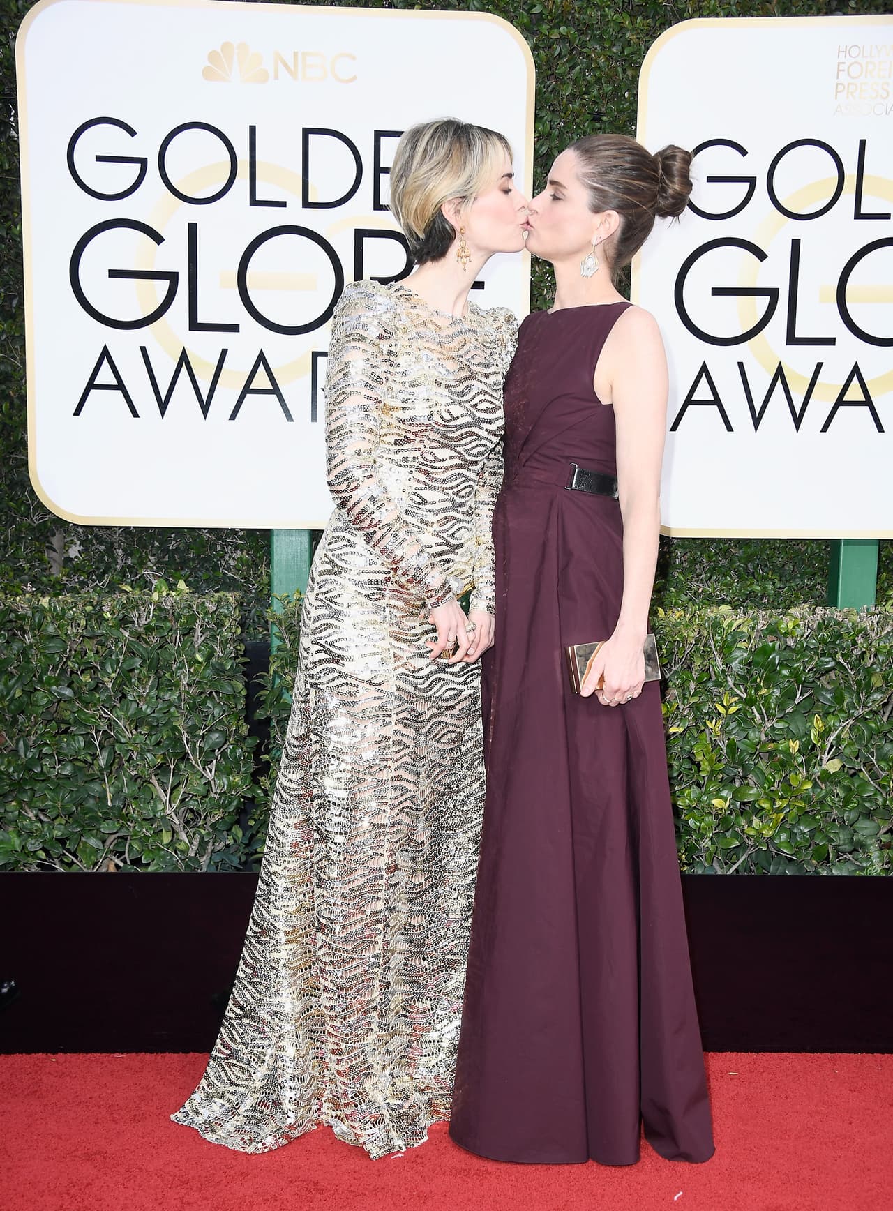 Los Golden Globes es la segunda premiación (incluyendo a los Critic's Choice Awards) en la que Sarah Paulson y Amanda Peet asisten juntas.
