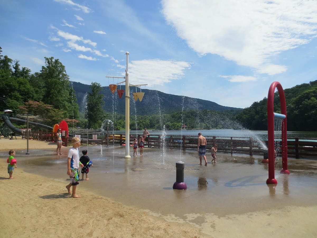 <b><a href="https://www.townoflakelure.com/parksreclak/page/lake-lure-beach-and-water-park">Lake Lure Beach and Water Park</a></b>. El parque acuático tiene juegos para mojarse, cañones de agua, guerras de agua y toboganes de agua. También puedes alquilar canoas, kayaks y tablas de surf de remo en la playa y explorar más del hermoso lago Lure.
<br>
<br>
<b><a href="https://goo.gl/maps/aHT7MUPQL9Pg6wVS9">Cómo llegar</a></b>