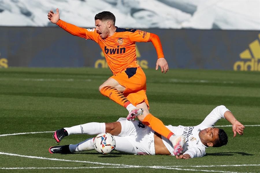 Con goles de Toni Kroos y Karim Benzema, el Real Madrid se queda con la victoria sobre el Valencia 2-0. Los Merengues se ubican en segundo lugar de la tabla y a cinco puntos del líder, el Atlético de Madrid, durante la Jornada 23 de LaLiga.