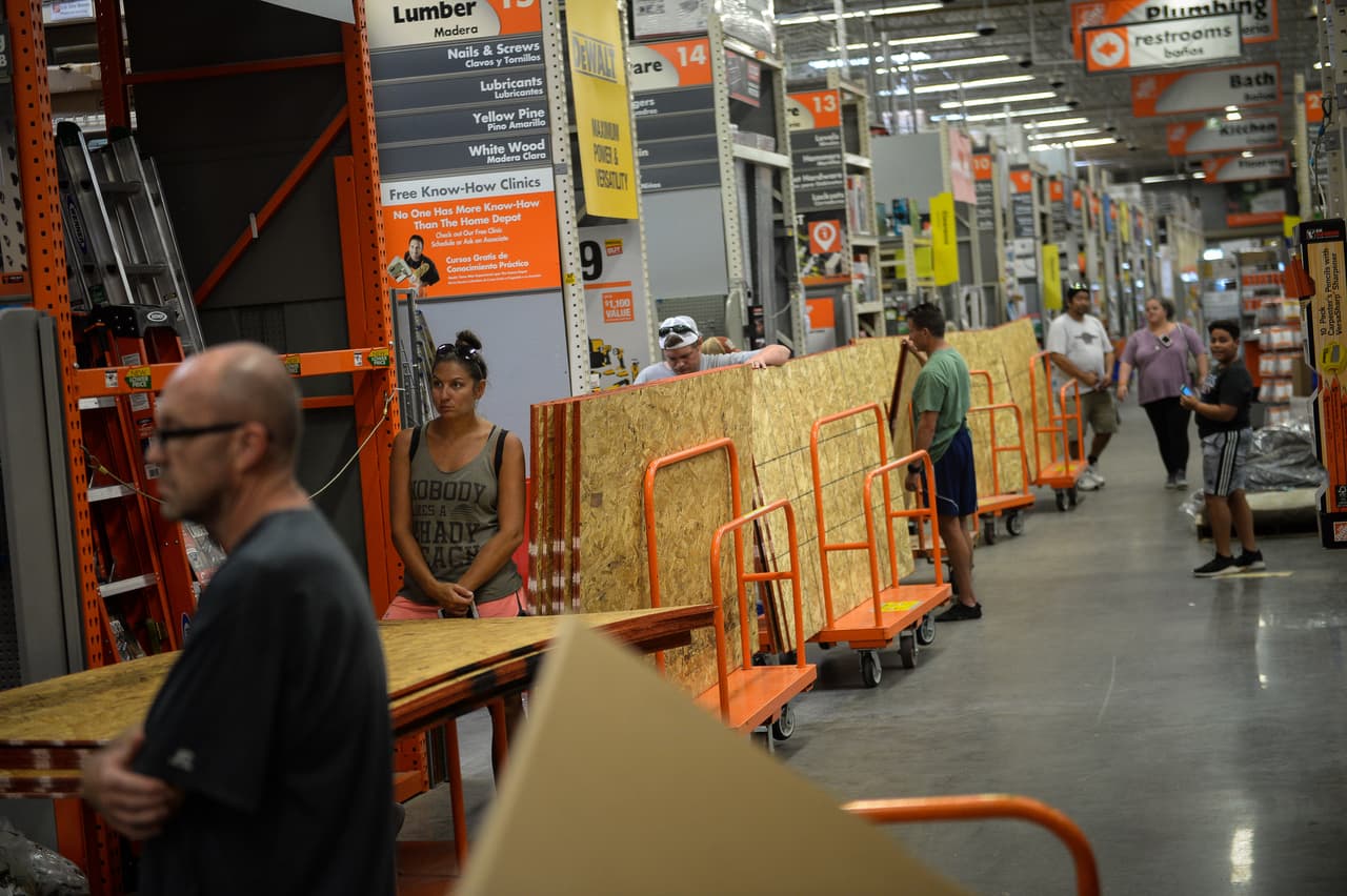 Decenas de clientes hacen fila para comprar madera y proteger sus propiedades en un tienda de Wilmington. Se pronostica que el fortalecimiento de la tormenta continuará hasta este miércoles aunque se espera cierto debilitamiento el jueves.