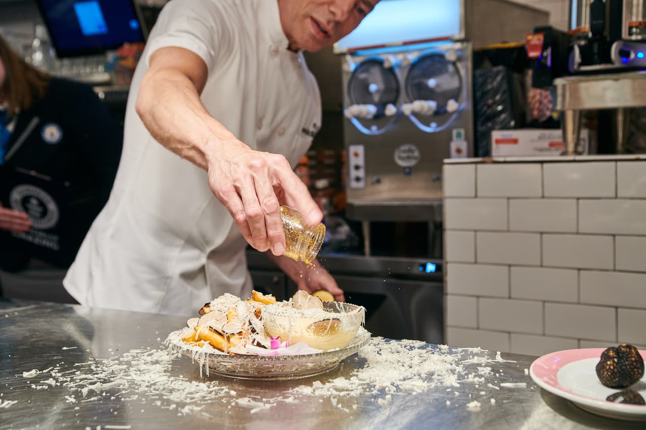 Las papas fritas más caras del mundo se llaman "Creme de la Creme Pommes Frites", cuestan $200 y son espolvoreadas con oro de 23 kilates.
