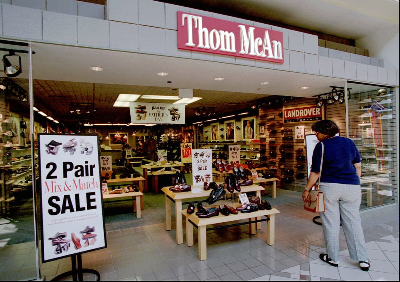 <b>Thom McAn</b> cerró más de 1,000 tiendas en 1996. La empresa tuvo su época de mayor popularidad en los años 60. Ahora funciona mayormente como tienda en línea.