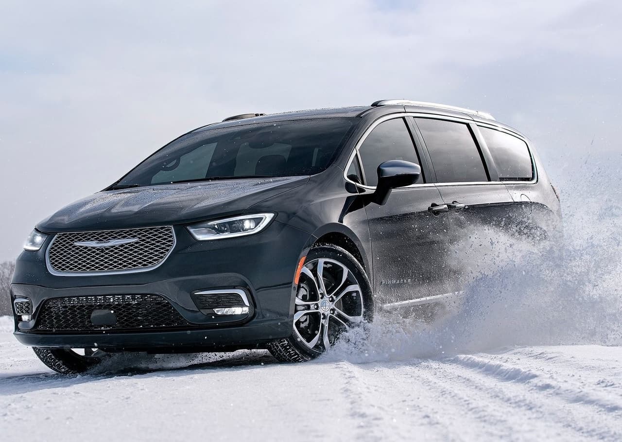 <h3 class="cms-H3-H3"><b>Chrysler Pacifica 2021</b></h3>
<br>
<br>Esta edición de la Pacifica se destaca por recibir una actualización de medio ciclo de vida, con la que mejora en apariencia y adopta, tras muchos años de espera, un sistema de tracción integral. Chrysler solía fabricar este tipo de vehículo familiar con tracción en las cuatro ruedas, pero dejó de hacerlo en 2004. Ahora, la Chrysler Pacifica retoma este sistema y lo ofrece como opción en todos sus niveles de equipamiento, a excepción de las unidades con motorización híbrida. También es el primer modelo de Fiat Chrysler Automobiles que equipa el nuevo sistema de información y entretenimiento, Uconnect 5, además de puertos USB-C. Este modelo llegará a los concesionarios de Estados Unidos a finales de 2020.
<br>