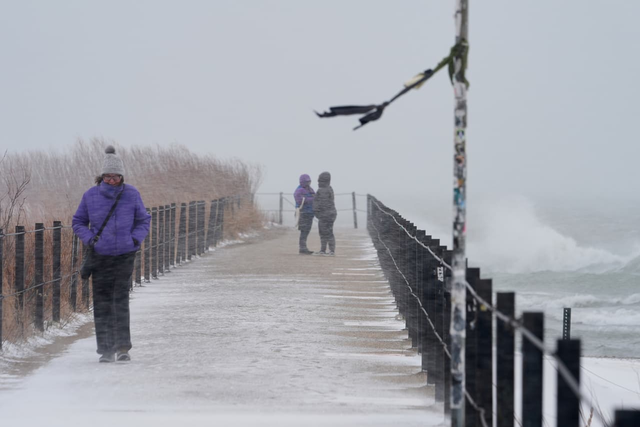 Tormenta de nieve en fin de semana de Thanksgiving deja 500 accidentes y decenas de vuelos cancelados en Chicago