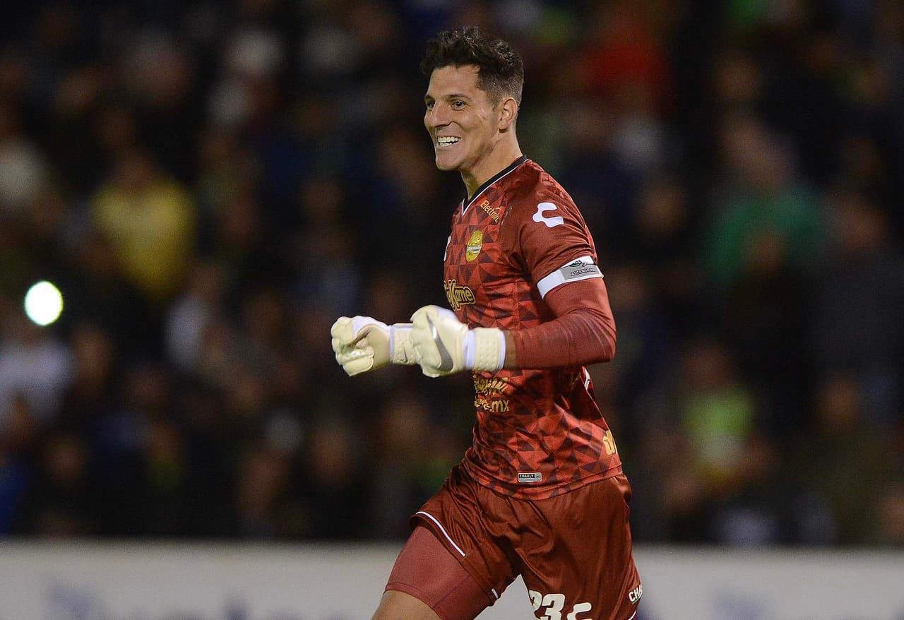 El arquero Gaspar Servio fue clave para Dorados en el partido y con su sonrisa celebra la clasificación con el 2-1 en el marcador global.
