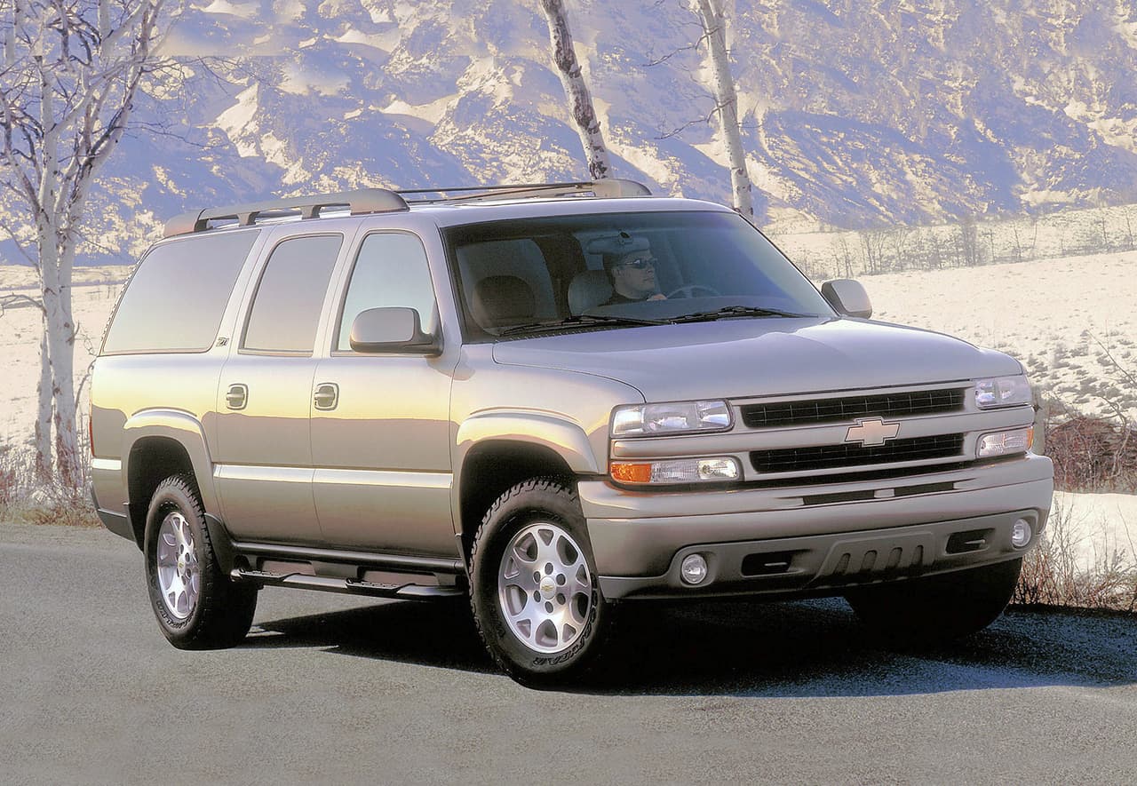 <b>Generación 9 (2000-2006)</b>
<br>
<br>La Chevrolet Suburban arranca el siglo XXI con un nuevo estilo exterior, nuevos interiores y nuevos sistemas de propulsión. Esta SUV estaba motivada por un Vortec V8 de 5.3 litros o bien por uno de 6.0 litros de la misma familia 'Gen III Small Block' presente en el Chevrolet Corvette. Otras características y funcionalidades incluidas por primera vez fueron los frenos de disco en las cuatro ruedas, un sistema de suspensión de nivelación de carga y StabiliTrak, el sistema de control de estabilidad eléctrónico.
<br>
<br>
<b>En imagen:</b> Chevrolet Suburban 2001